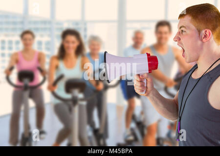 Das zusammengesetzte Bild von Angry personal trainer Kreischen durch Megafon Stockfoto