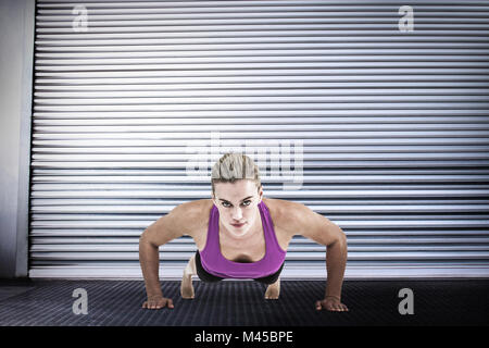 Zusammengesetztes Bild der muskulöse Frau tun Push Ups Stockfoto