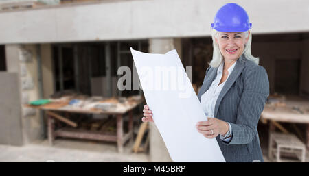 Zusammengesetztes Bild der selbstbewusste Geschäftsfrau, die das Tragen eines Helmes Stockfoto