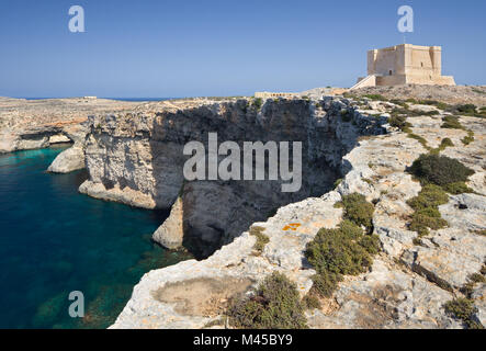 Die maltesischen Insel Comino Comino mit dem großen Turm. Stockfoto