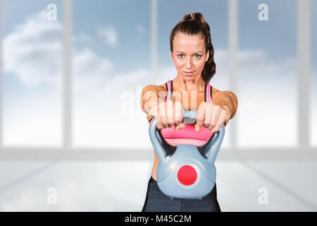 Zusammengesetztes Bild Porträt Fit Frau Kettlebell lifting Stockfoto