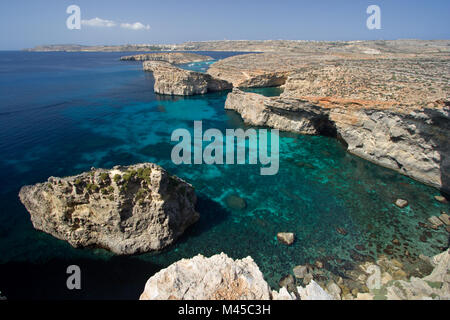 Blick von einigen Felsen auf Comino und Malta. Die Insel im Hintergrund ist Gozo, dazwischen liegt die blaue Lagune. Stockfoto