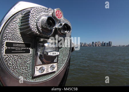 Ein sehr schönes Fernglas auf Ellis Island, New York, USA, Menschen zu helfen, sehen die Dinge rund um die Insel und sehen Sie New York von der Stadt aus der Ferne. Stockfoto