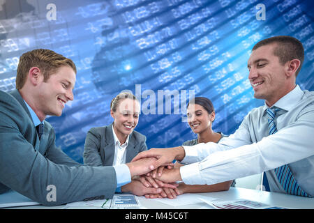 Zusammengesetztes Bild des Business-Team feiert einen guten job Stockfoto