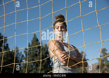 Portrait von Frau hinter Fußball Ziel Verrechnung an Kamera suchen Stockfoto