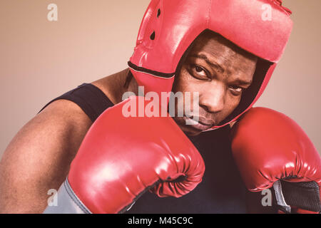 Das zusammengesetzte Bild von fit Mann Boxen mit Handschuhen Stockfoto