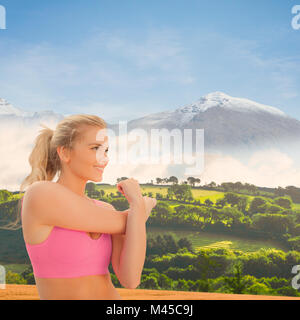 Zusammengesetztes Bild des Lächelns getönten Frau Training am Strand Stockfoto