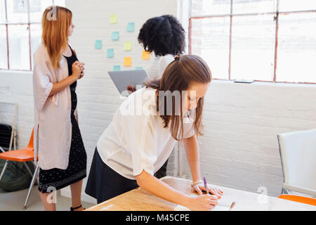Frau im Amt schreiben im Editor Stockfoto