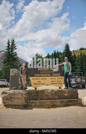 Portrait von paar Zeichen von Continental Divide, Breckenridge, Colorado, USA Stockfoto