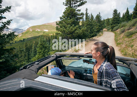 Junge Frau in vier Rad Cabrio in Rocky Mountains, Breckenridge, Colorado, USA Stockfoto