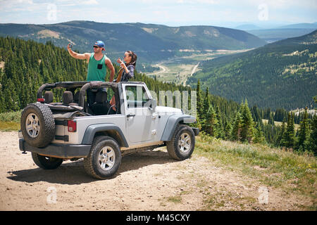 Road Trip Paar in vier Rad Cabrio unter selfie in Rocky Mountains, Breckenridge, Colorado, USA Stockfoto