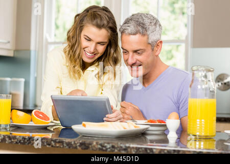 Brautpaar mit Tablet und frühstücken Stockfoto