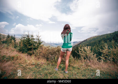 Junge Frau mit Blick auf Berge, Draja, Vaslui, Rumänien, Rückansicht Stockfoto
