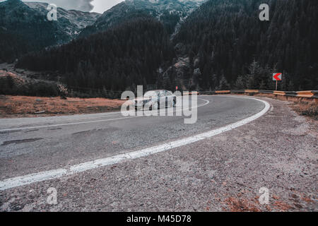 Auto fahren auf Mountain Highway, Draja, Vaslui, Rumänien Stockfoto