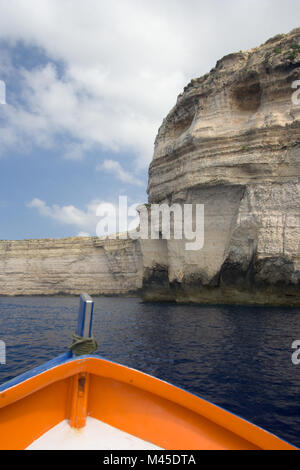 Augen, Nase und Mund bilden eine Fläche in der Felswand auf der rechten Seite. Von einem Boot in der Nähe von Gozo, Malta betrachtet. Stockfoto