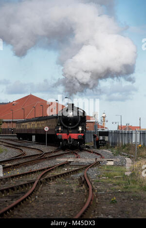 Thompson B1 Lokomotive verlassen Whitby Station Stockfoto