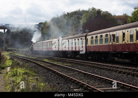 Thompson B1 Lokomotive verlassen Whitby Station Stockfoto