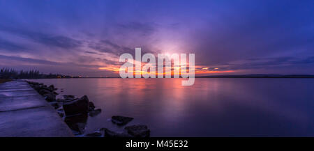 Einen atemberaubenden Sonnenuntergang über dem Velence, Velence See, Ungarn Stockfoto