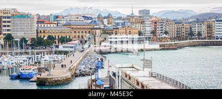 Panorama von San Sebastian (Donostia) in trüben Wintertag mit der schneebedeckten Berge am Horizont. Stockfoto