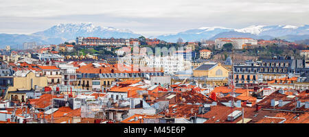 Panorama von San Sebastian (Donostia) in trüben Wintertag mit der schneebedeckten Berge am Horizont. Stockfoto