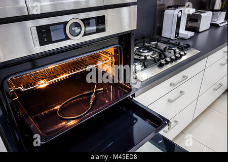 Moderne hi-Tek Küche, Ofen mit offener Tür Stockfoto