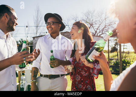 Glückliche junge Leute Spaß an der Party und Bier trinkt. Gruppe von Freunden heraus zusammen hängen in einem Restaurant. Stockfoto