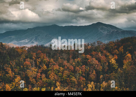 Mit Blick auf die Great Smoky Mountains National Park und Gatlinburg, Tennessee nach einem frischen Schnee im Herbst. Stockfoto
