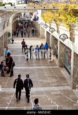 Menschen gehen durch die mamilla Fußgängerzone unter die Altstadt von Jerusalem Jaffa Gate Plaza. Stockfoto