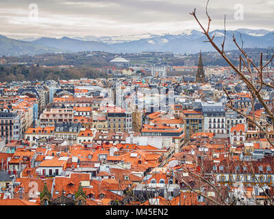 Panorama von San Sebastian (Donostia) in trüben Wintertag mit der schneebedeckten Berge am Horizont. Stockfoto