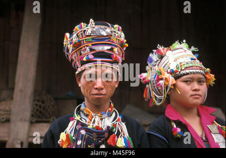 Laos. (In der Nähe von Luang Namtha Muang Sing). Paar gekleidet für Ehe, Braut und Bräutigam. Hakha oder Akha Hill Tribe. Porträt. Stockfoto