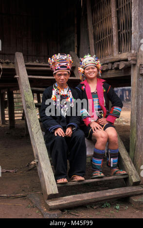 Laos. (In der Nähe von Luang Namtha Muang Sing). Paar gekleidet für Ehe, Braut und Bräutigam. Hakha oder Akha Hill Tribe. Porträt. Stockfoto