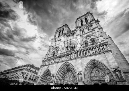 Die Kathedrale Notre Dame in Paris, Frankreich in schwarz weiß. Stockfoto