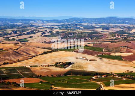 Toskana Landschaft Panorama, Italien. Bauernhäuser, Weinberge. Stockfoto