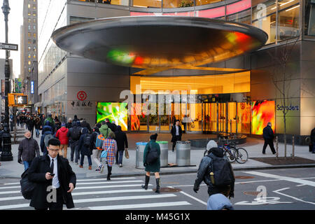 Menschen, die in der Nähe der Bank of China zu Fuß unterwegs sind, 中国银行 befinden sich in Midtown Manhattan, New York, NY 中國銀行 紐約 美國 纽约 美国 Stockfoto