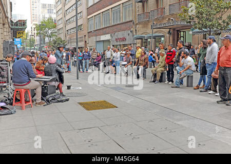 Straßenmusikanten auf einem Bürgersteig in das Centro Historico in Mexiko City, Mexiko unterhalten. Stockfoto