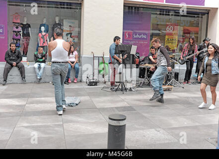 Straßenmusikanten auf einem Bürgersteig in das Centro Historico in Mexiko City, Mexiko unterhalten. Stockfoto