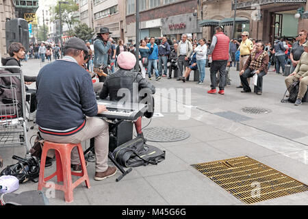 Straßenmusikanten auf einem Bürgersteig in das Centro Historico in Mexiko City, Mexiko unterhalten. Stockfoto