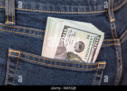 Stapel von 100 amerikanischen Dollar Banknoten in der Rückseite jeans Tasche Stockfoto