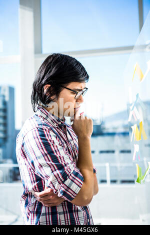 Durchdachte kreative Geschäftsmann Blick auf Haftnotizen Stockfoto