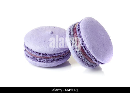Zwei violett Macarons auf Weiß Stockfoto