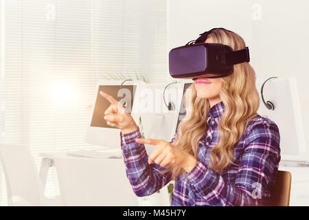 Zusammengesetztes Bild ziemlich lässig Arbeitnehmers mit Oculus rift Stockfoto