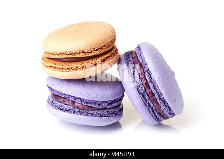 Violett und beige Macarons auf Weiß Stockfoto