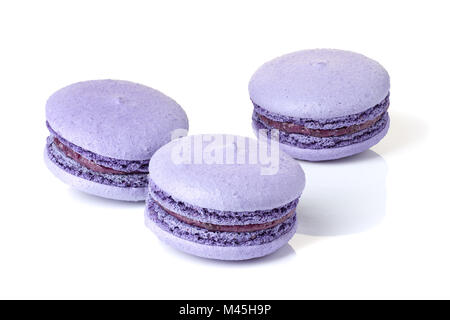 Drei violett Macarons auf Weiß Stockfoto