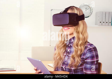 Zusammengesetztes Bild ziemlich lässig Arbeitnehmers mit Oculus rift Stockfoto