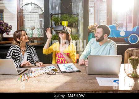 Freunde mit Virtual reality Brillen im Cafe Stockfoto