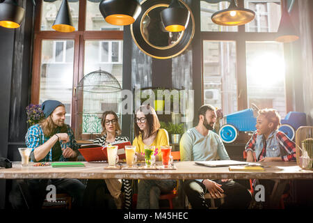 Freunde in der modernen Cafe sitzen Stockfoto