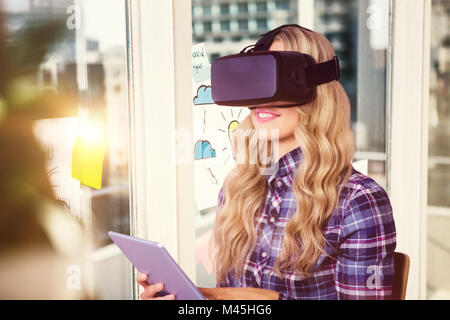 Zusammengesetztes Bild ziemlich lässig Arbeitnehmers mit Oculus rift Stockfoto