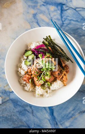 Lachs Poke, eingelegtes Gemüse, microgreens und Algen Stockfoto