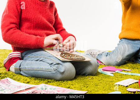 7/8 Schuß von kleinen Kind, das diy Grußkarte Stockfoto