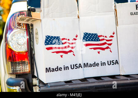 Weißen Kartons gestempelt mit USA-Flagge Karte und Made in USA Logo auf einem Pickup Truck Heckklappe in Peacham, VT, USA. Stockfoto